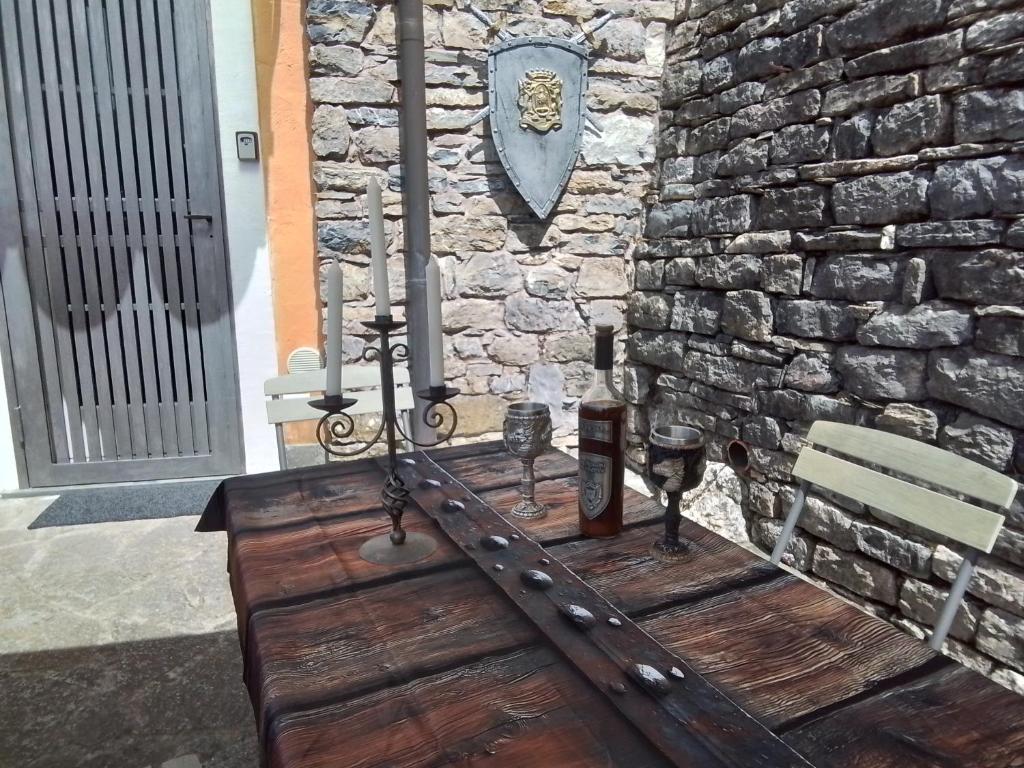 Terrazzo attrezzato con tavolo apparecchiato in stile medievale